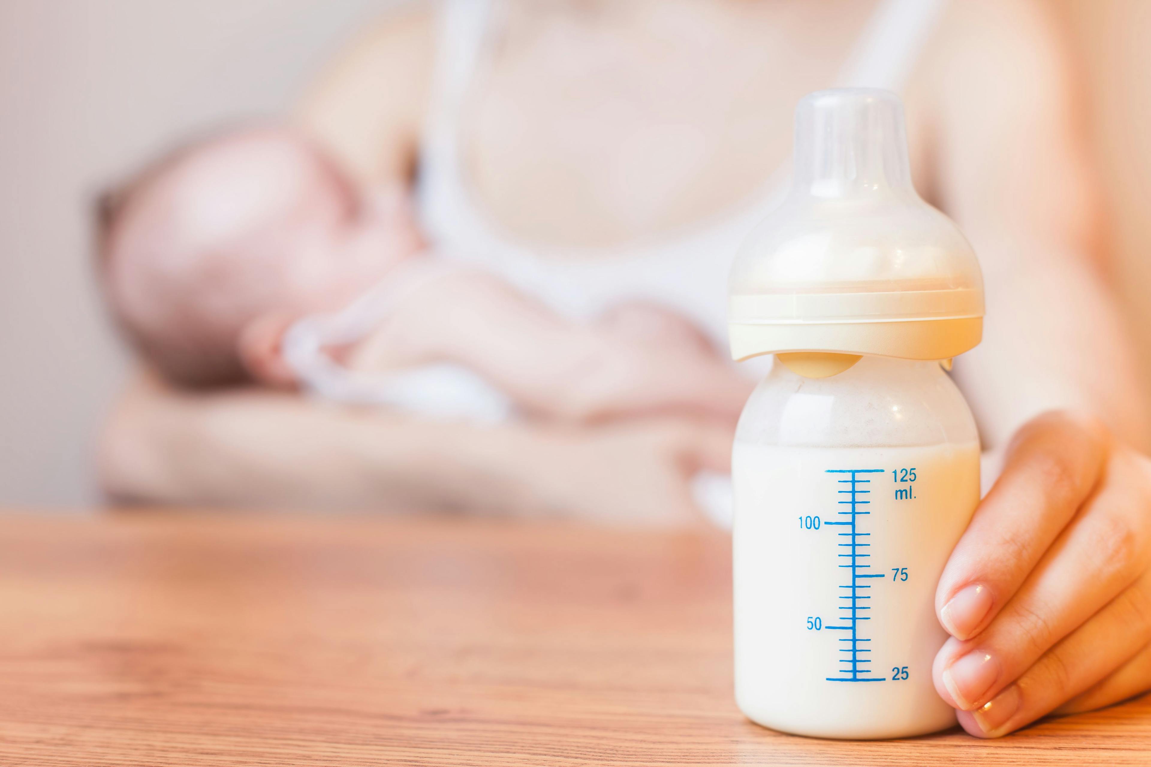 Mother holding a baby bottle with breast milk | Image Credit: © petunyia - stock.adobe.com
