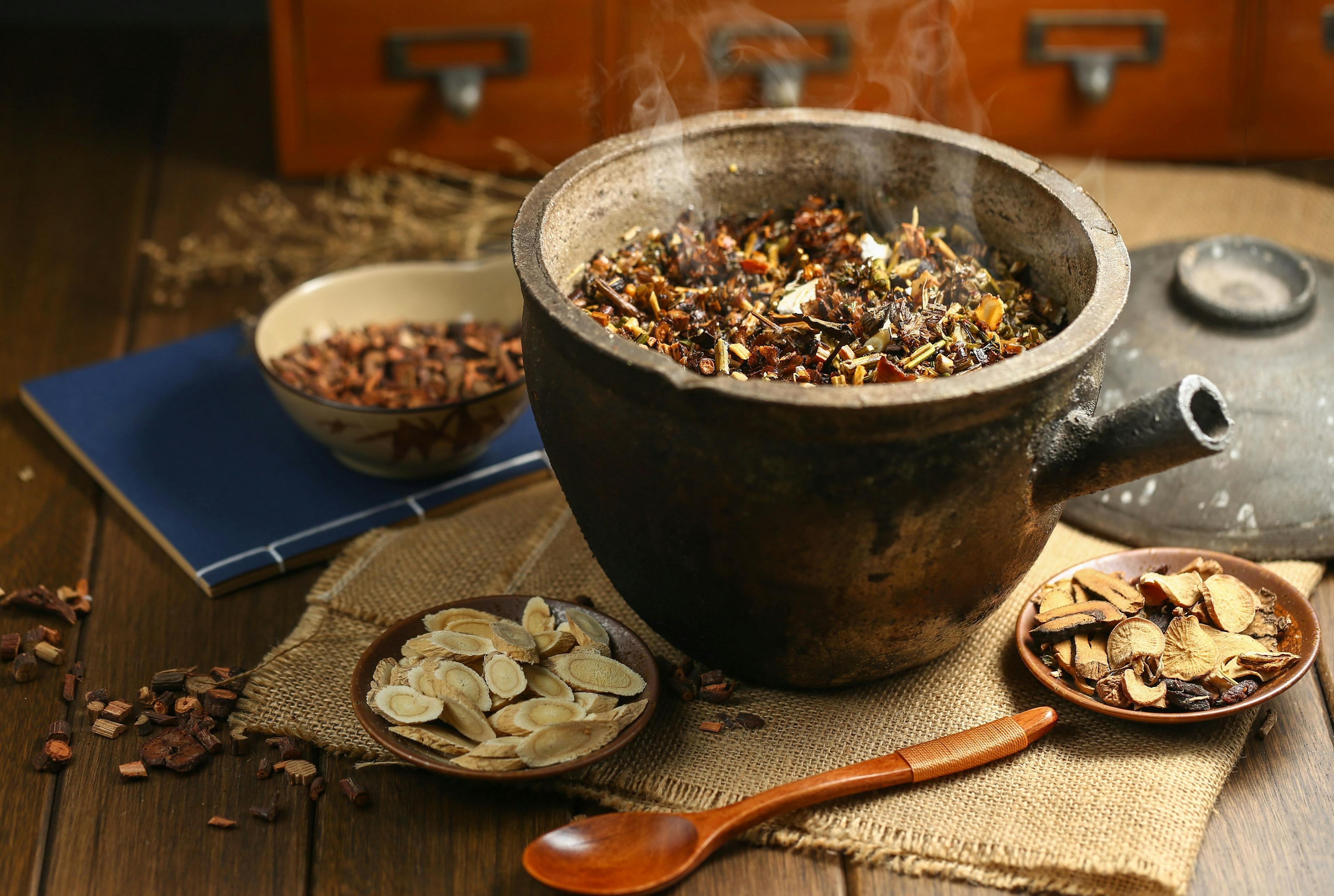 Chinese traditional herbal medicine in casserole | Image Credit: © xb100 - stock.adobe.com