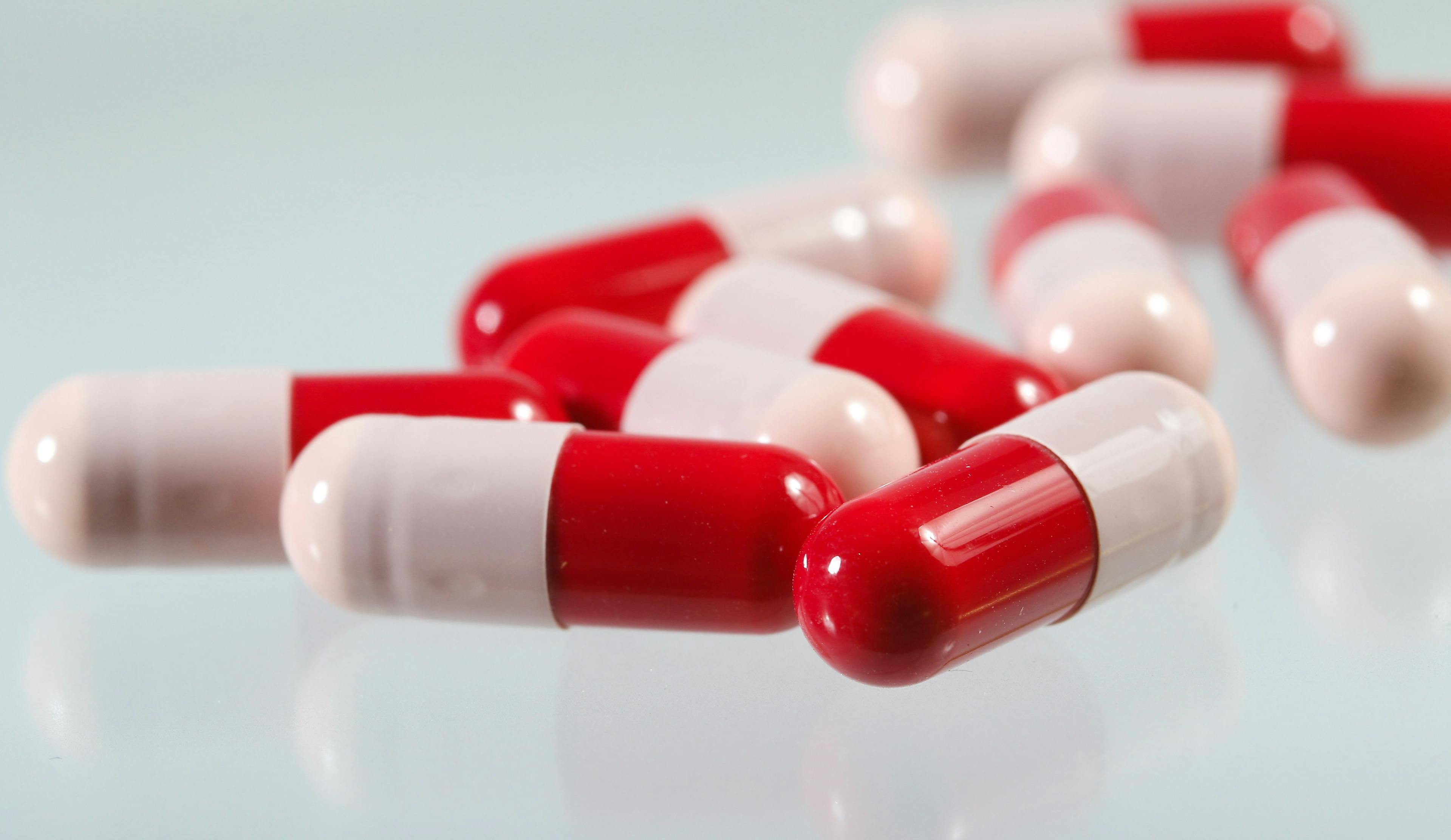 Heap of red and pink antibiotics capsule | Image Credit: © Geza Farkas - stock.adobe.com.