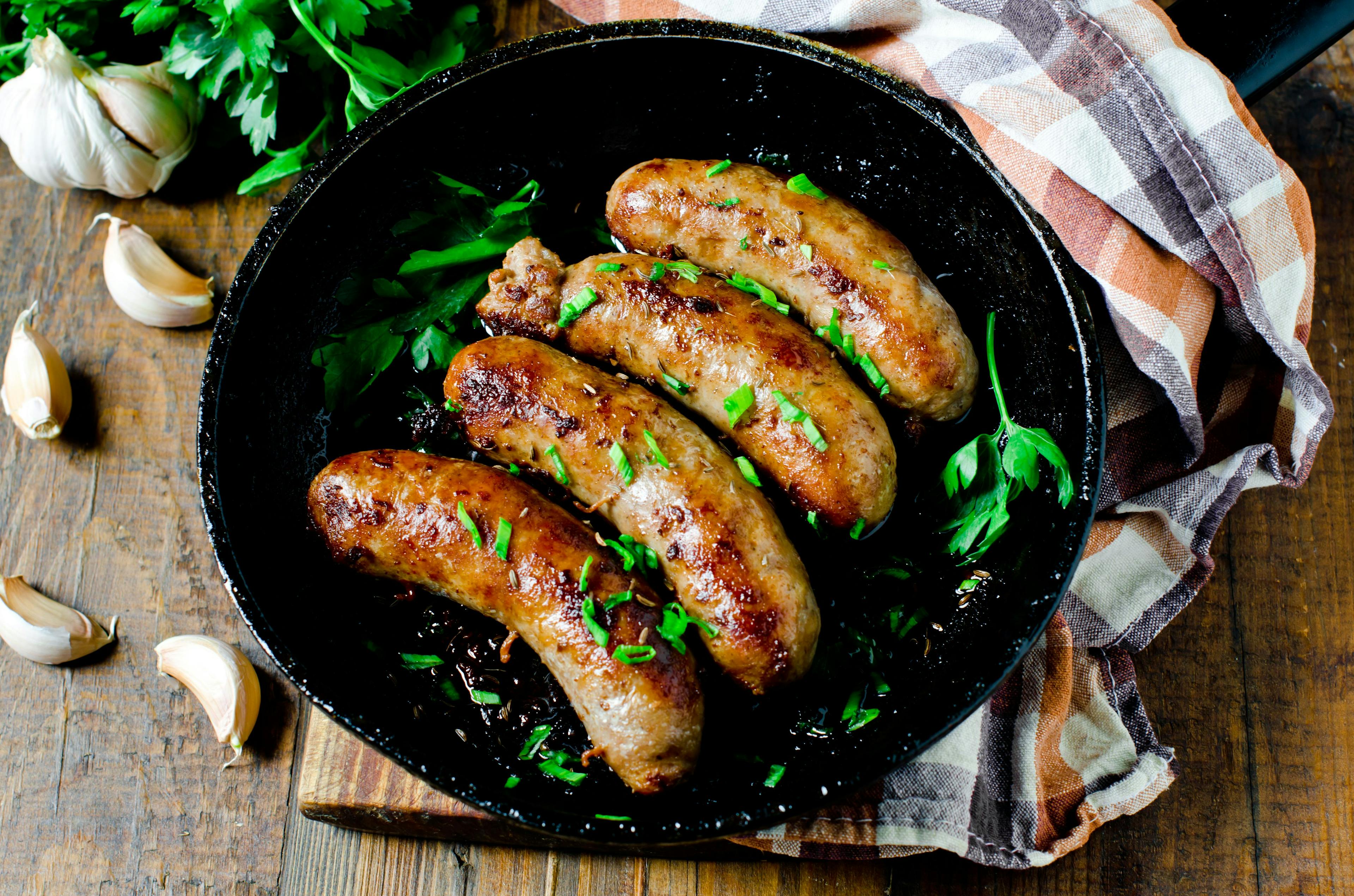 Homemade sausages from turkey (chicken) fried in a frying pan | Image Credit: © teleginatania - stock.adobe.com