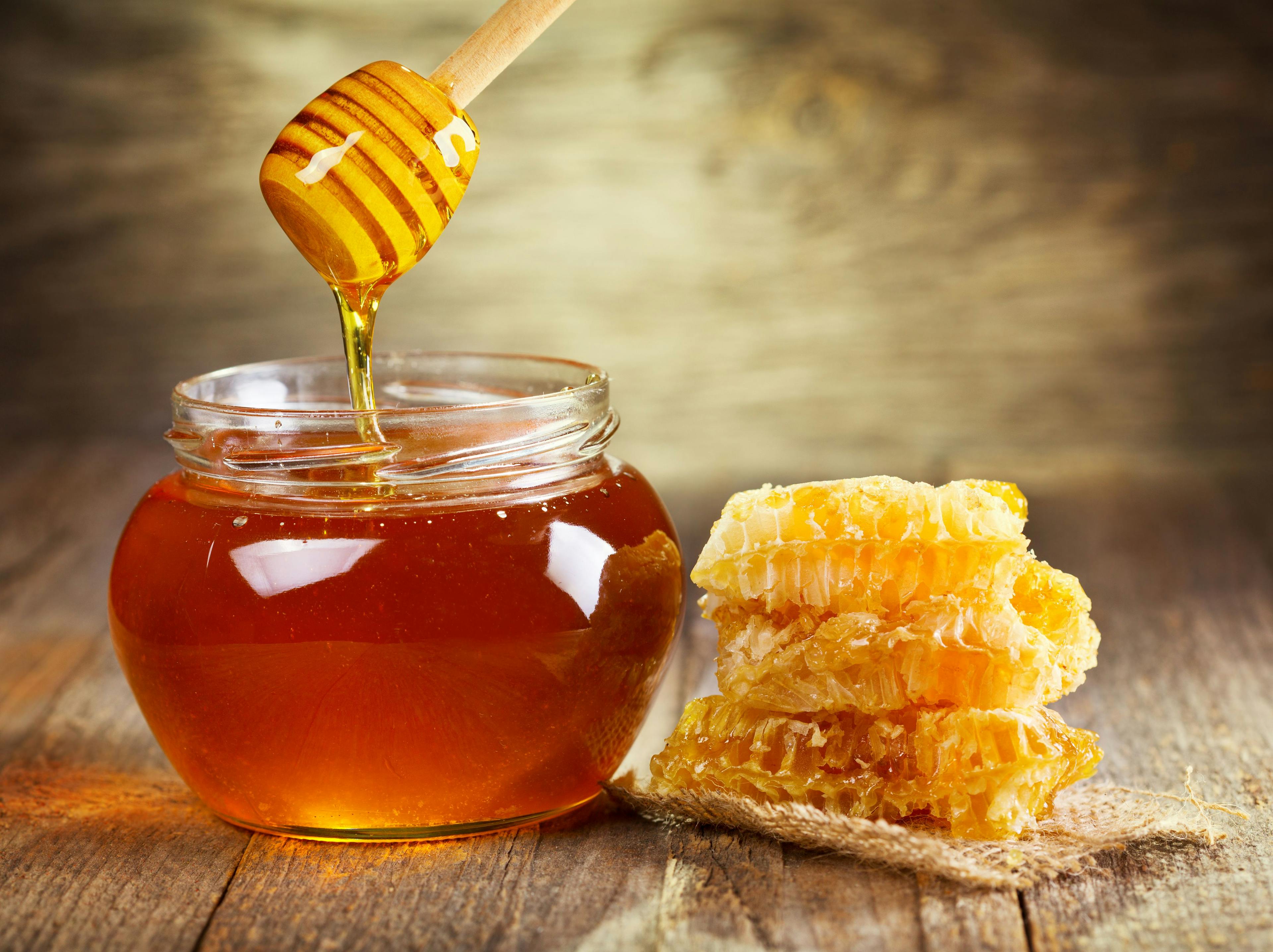 jar of honey with honeycomb | Image Credit: © Nitr - stock.adobe.com