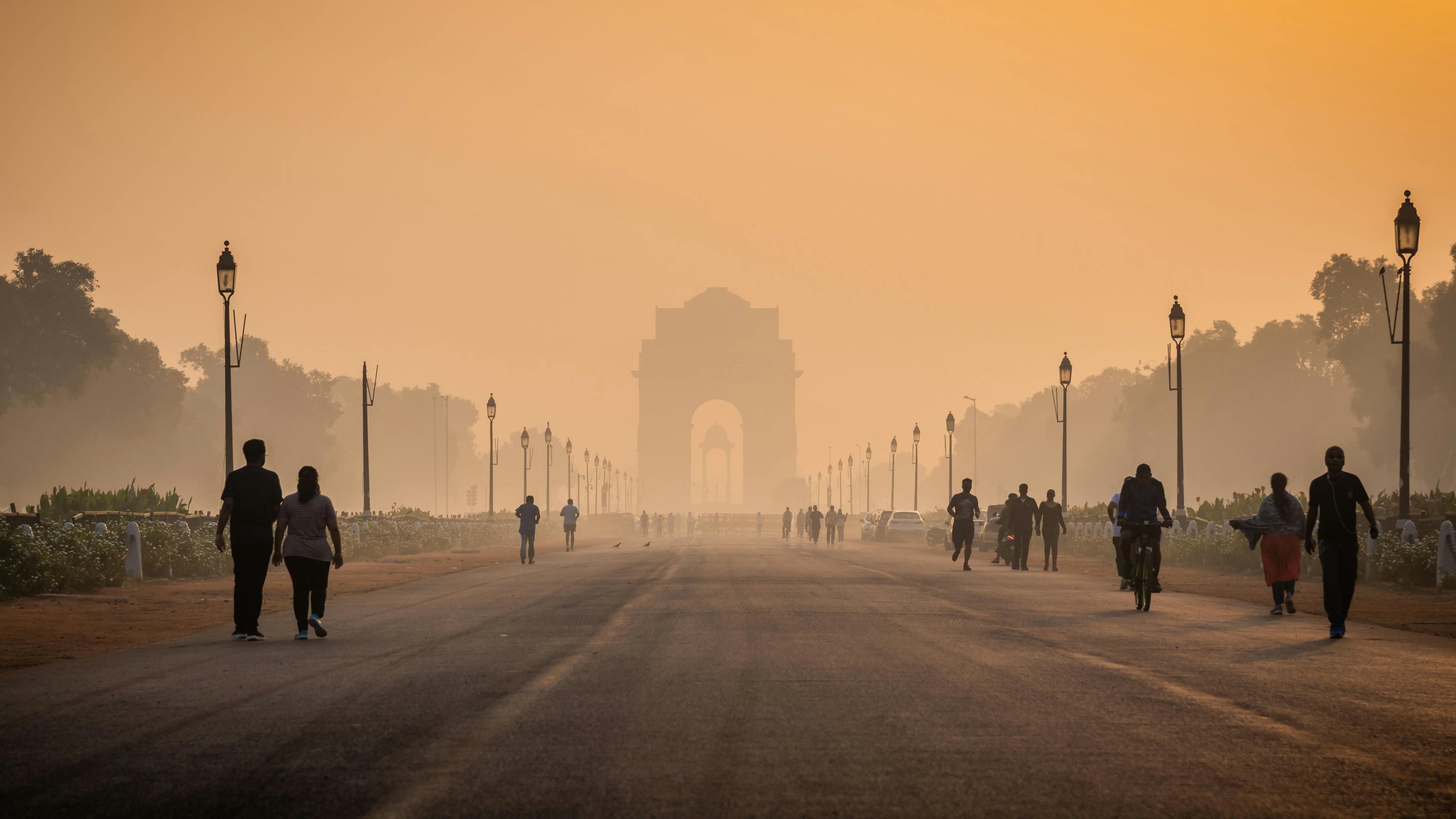 Silhouette of triumphal arch architectural style war memorial during hazy morning. Pollution level rises and causes smog in autumn season due stagnant winds. | Image Credit: © anjali04 - © anjali04 - stock.adobe.com