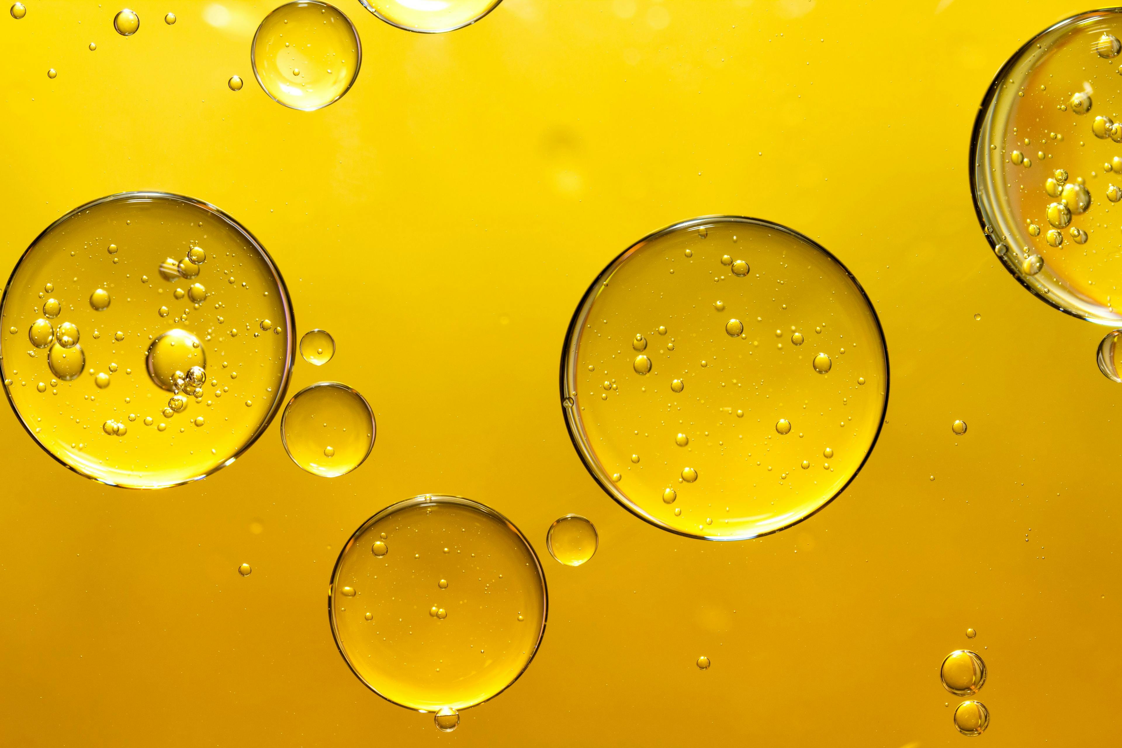 golden yellow bubble oil | Image Credit: © Warakorn - stock.adobe.com.